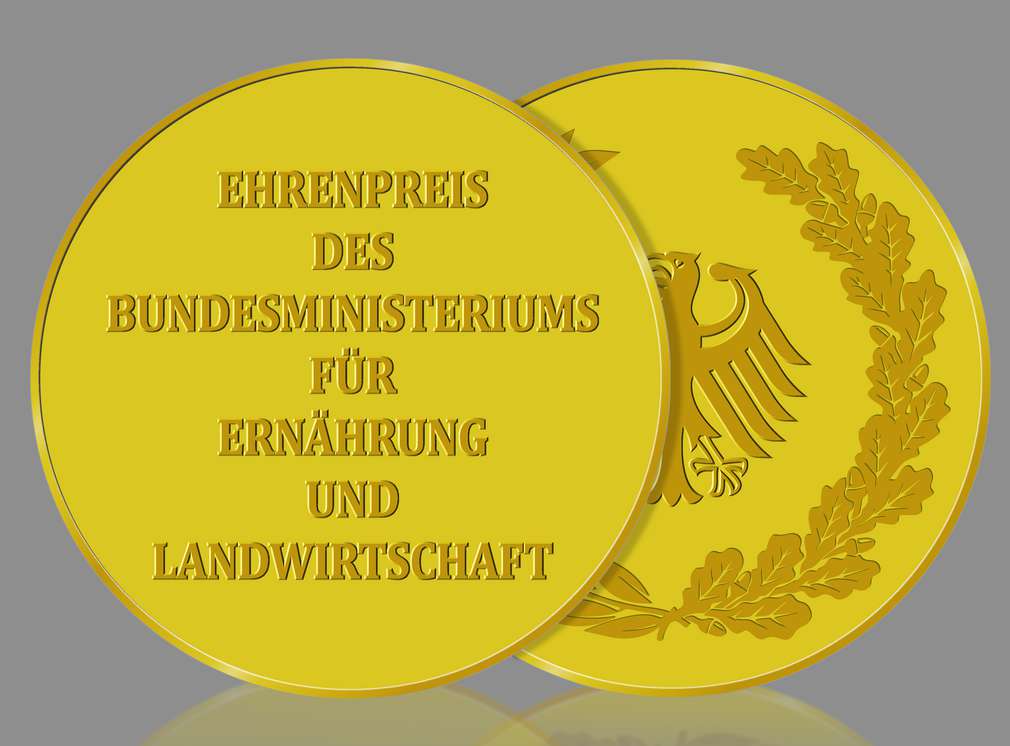 Auszeichnung: goldene Medaille mit Bundesadler Auszeichnung: goldene Medaille mit Bundesadler