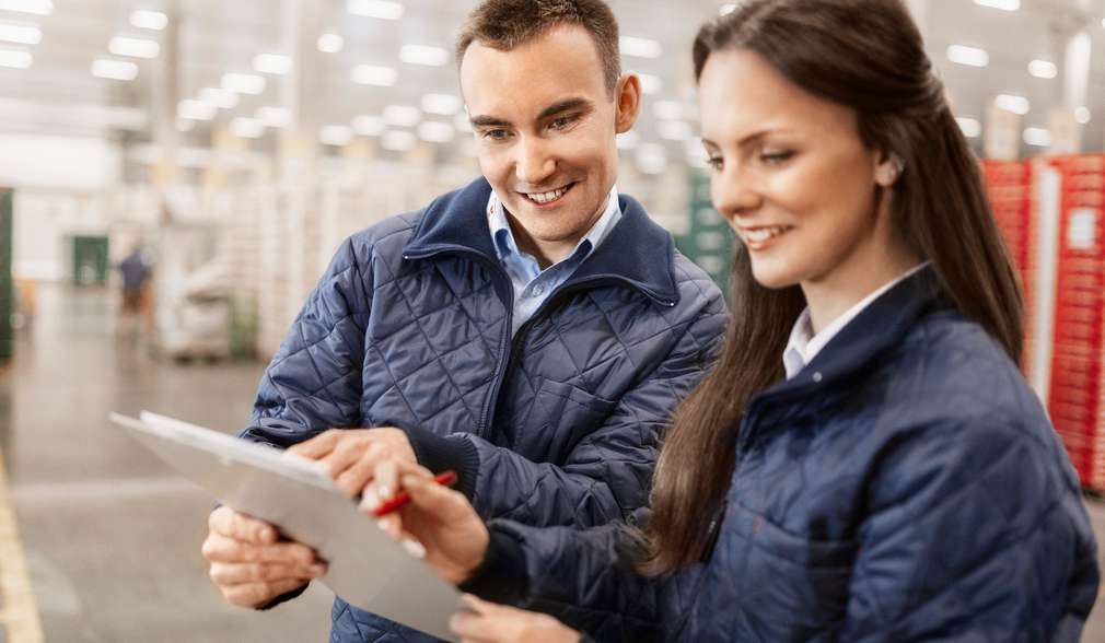 Zwei Kaufland-Mitarbeiter im Logistikzentrum Zwei Kaufland-Mitarbeiter im Logistikzentrum