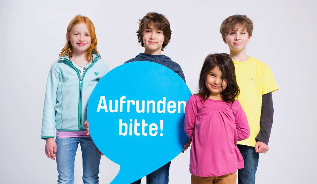 Kinder stehen um Sprechblase „Aufrunden bitte!“ Kinder stehen um Sprechblase „Aufrunden bitte!“