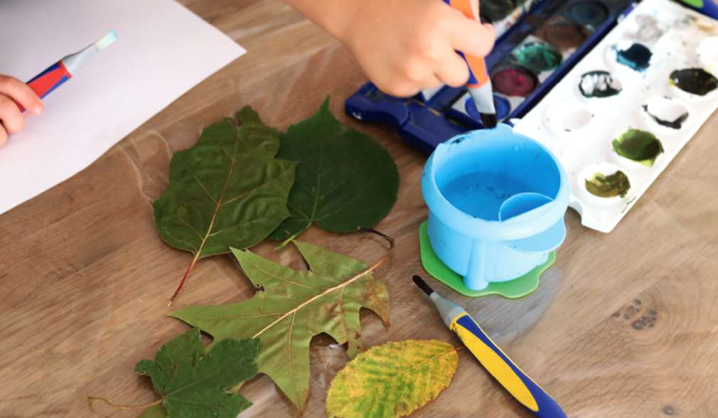 Blätter mit Farbe bemalen Blätter mit Farbe bemalen