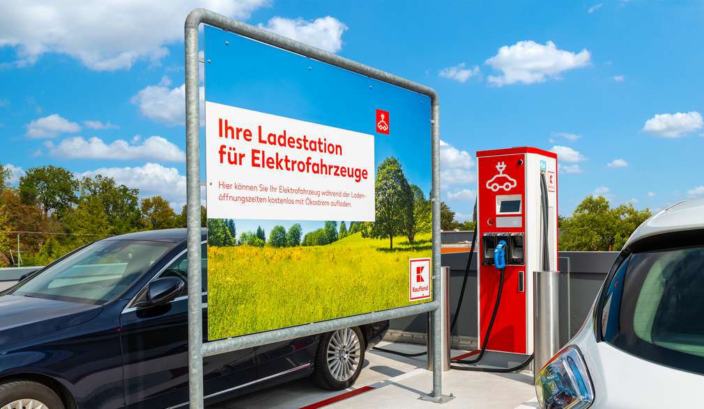 Abbildung einer E-Tankstelle auf einem Kaufland-Parkplatz Abbildung einer E-Tankstelle auf einem Kaufland-Parkplatz