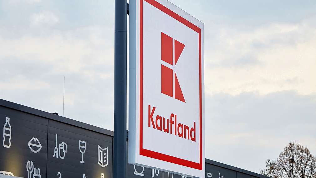 Kaufland-Logo vor Filiale Kaufland-Logo vor Filiale