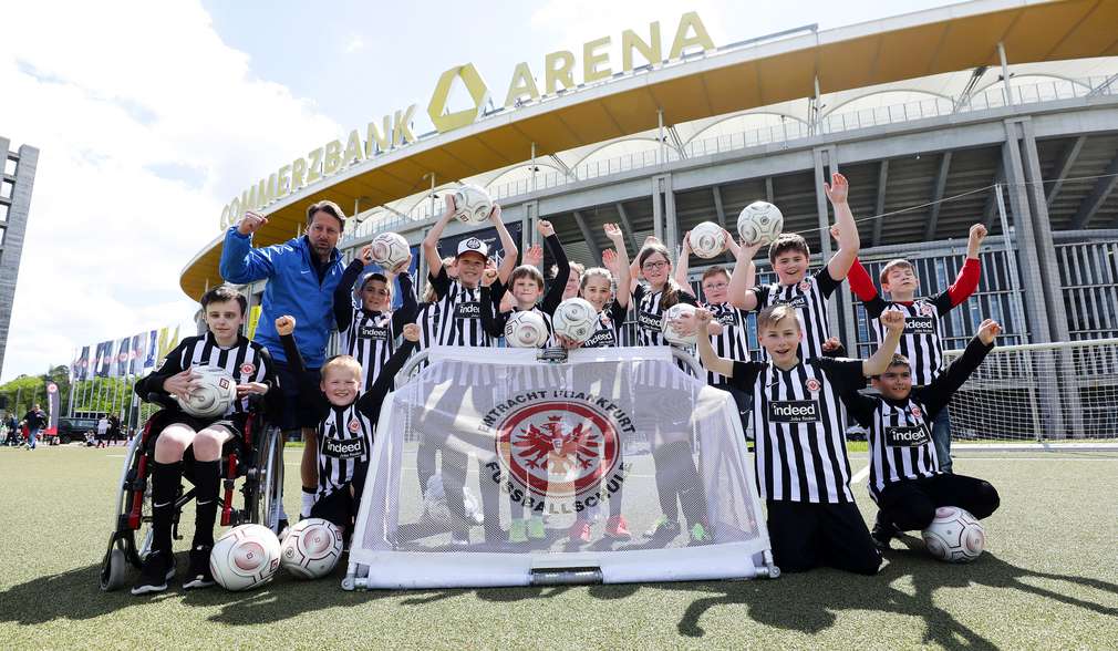 Kinder-Fußballmannschaft jubelt vor der Commerzbank Arena Kinder-Fußballmannschaft jubelt vor der Commerzbank Arena