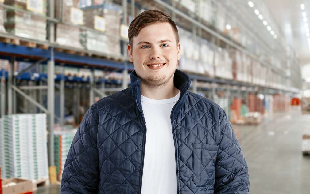 Portraitaufnahme Mitarbeiter im Logistik-Verteilzentrum Portraitaufnahme Mitarbeiter im Logistik-Verteilzentrum