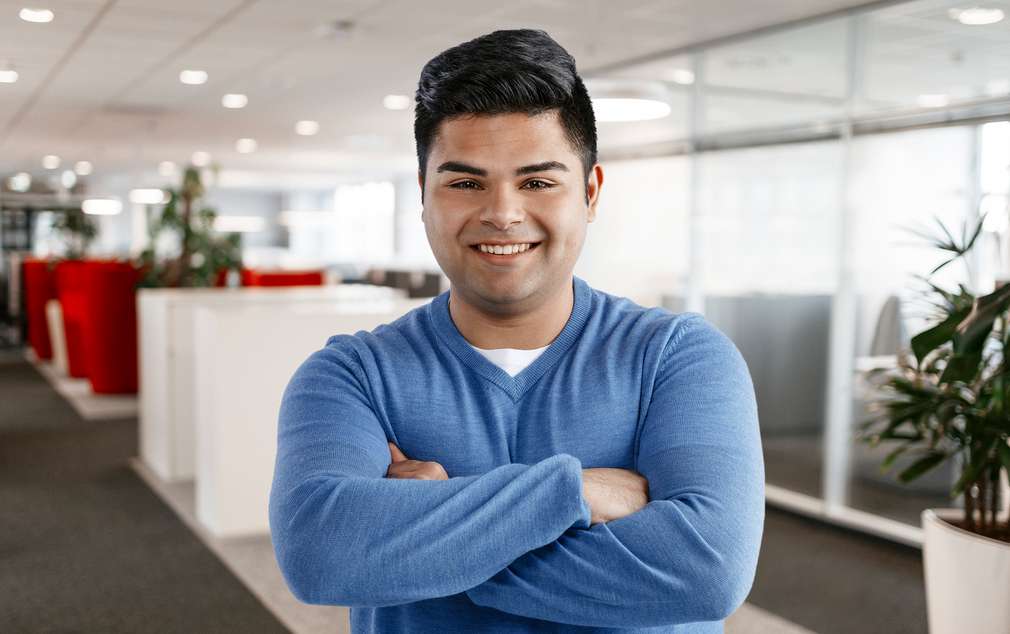 Portraitaufnahme Mitarbeiter im Büro der Verwaltung Portraitaufnahme Mitarbeiter im Büro der Verwaltung
