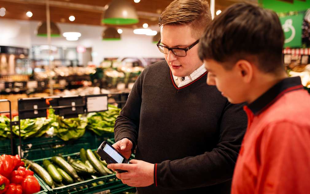 Absolvent des Abiturientenprogramms lernt einn neuen Kollegen ein