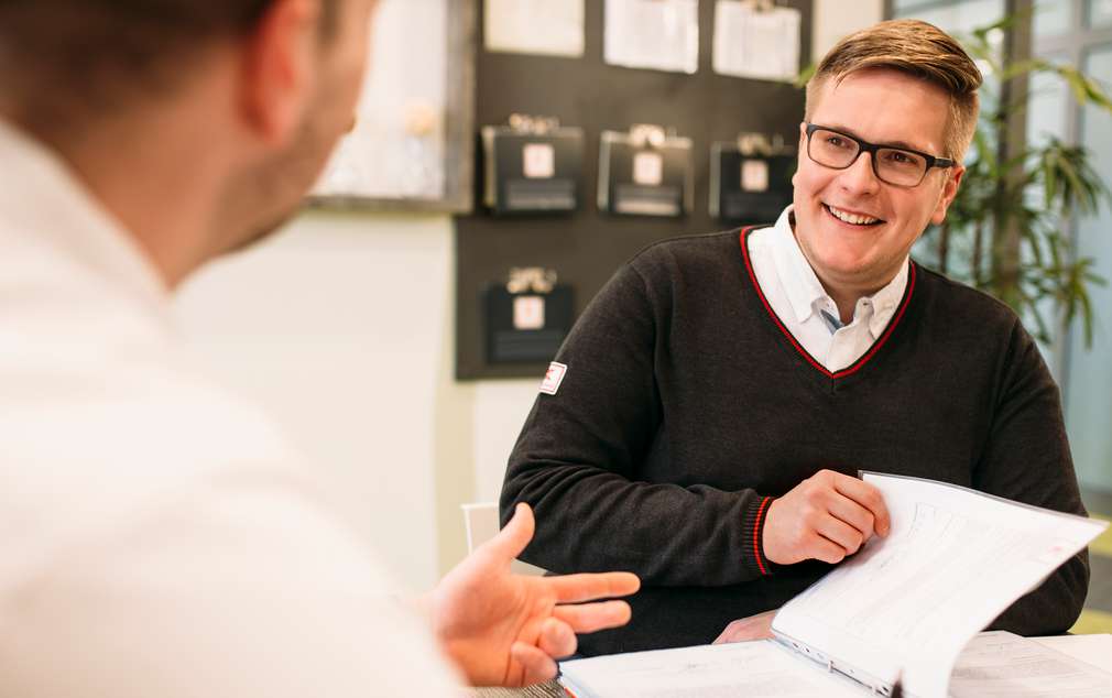 Absolvent des Abiturientenprogramms im Feedbackgespräch mit seiner Führungskraft