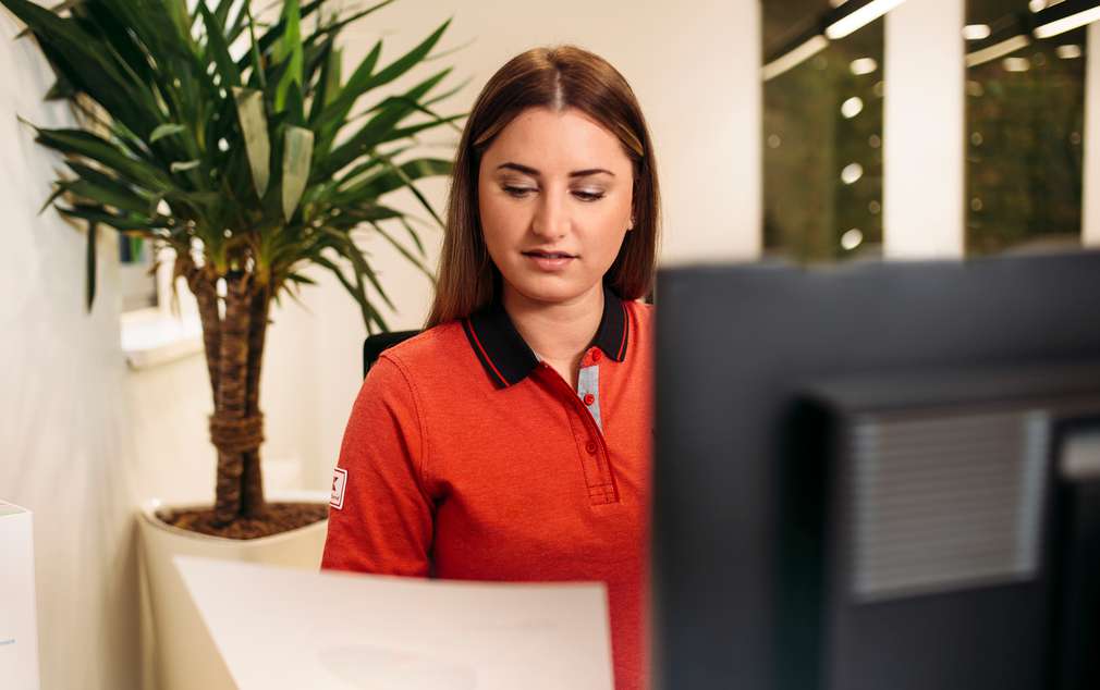 Auszubildende erledigt Back-Office-Aufgaben am Computer Auszubildende erledigt Back-Office-Aufgaben am Computer