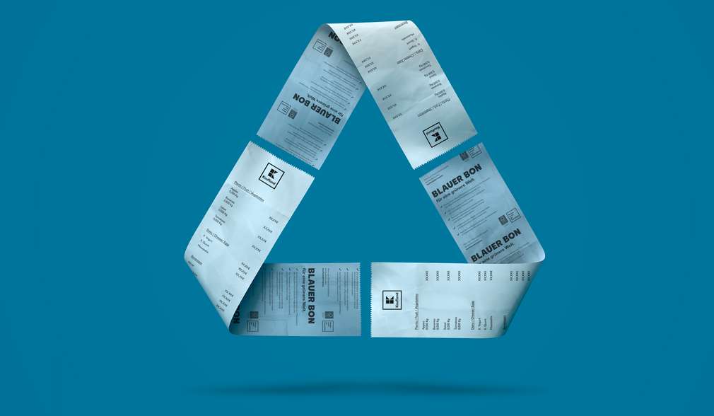 Drei Kassenbons in Form des Recycling-Symbols angeordnet Drei Kassenbons in Form des Recycling-Symbols angeordnet