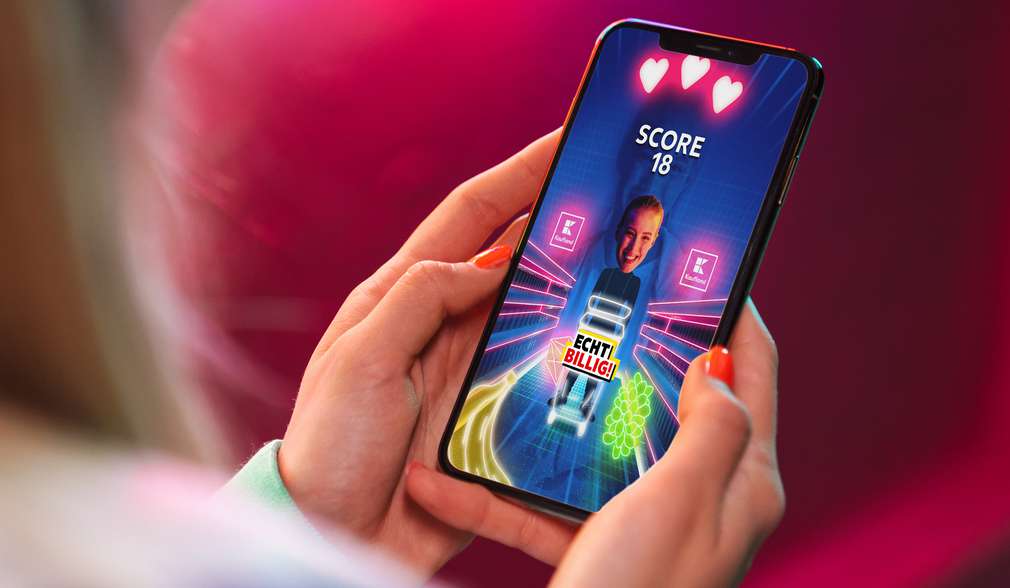 Frau hält Smartphone und nutzt AR-Filter Frau hält Smartphone und nutzt AR-Filter
