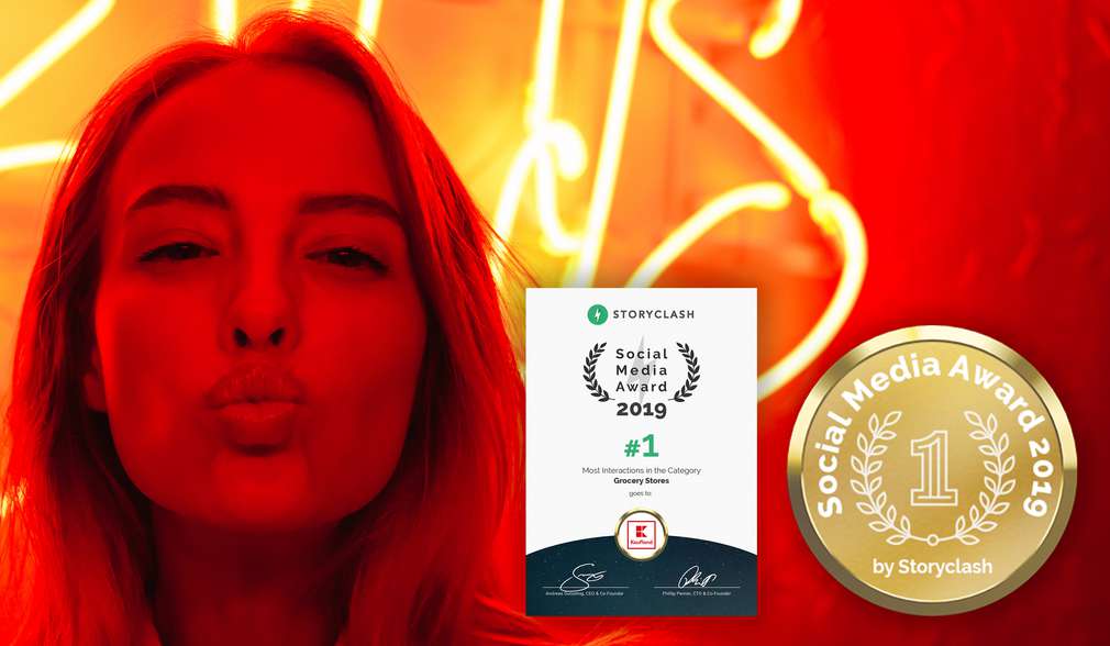 Frau macht Kussmund, neben ihr die Auszeichnung und das Logo des Storyclash-Awards Frau macht Kussmund, neben ihr die Auszeichnung und das Logo des Storyclash-Awards