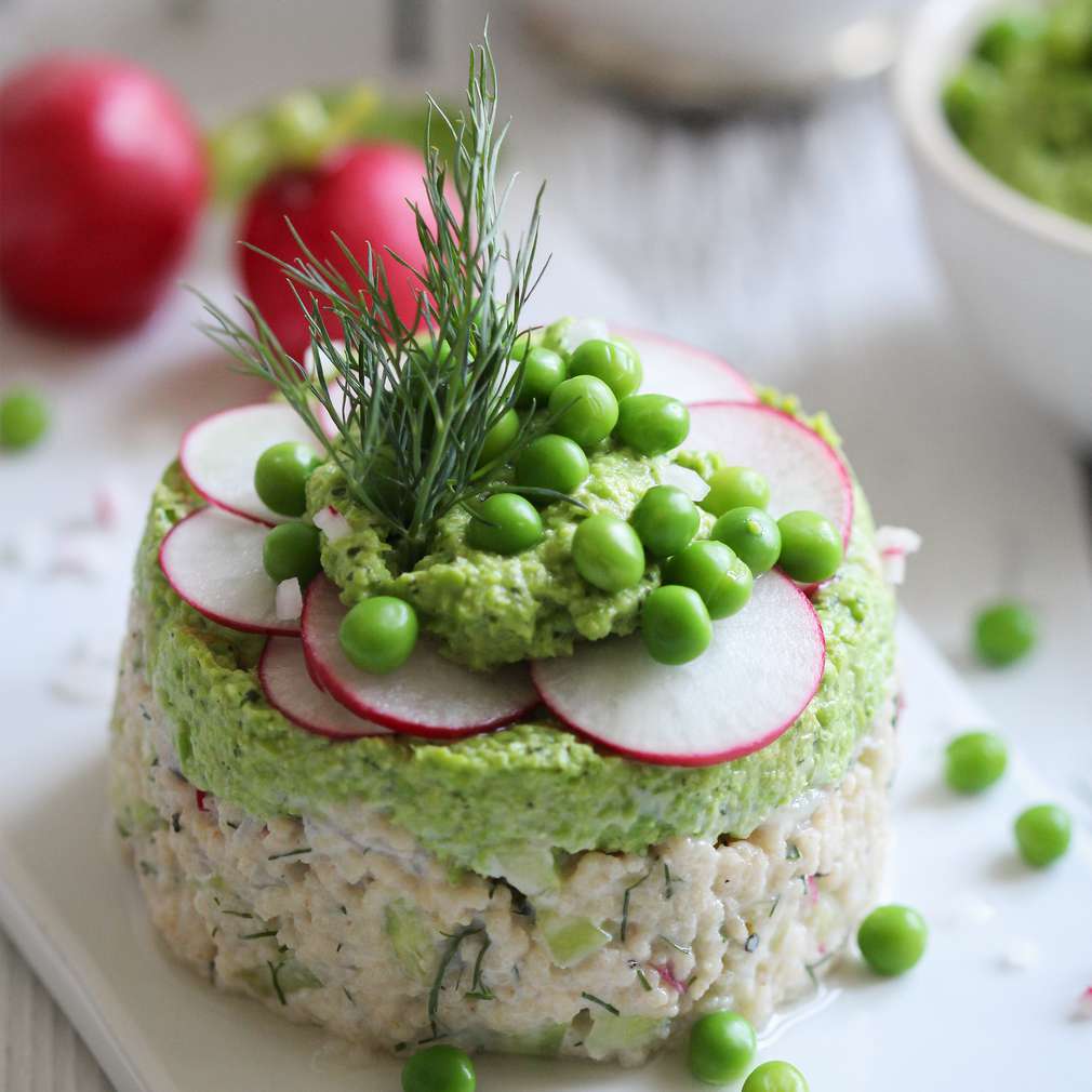 Abbildung des Rezepts Frischer Gurken-Radieschen-Couscous mit Erbsen-Minzpüree Abbildung des Rezepts Frischer Gurken-Radieschen-Couscous mit Erbsen-Minzpüree