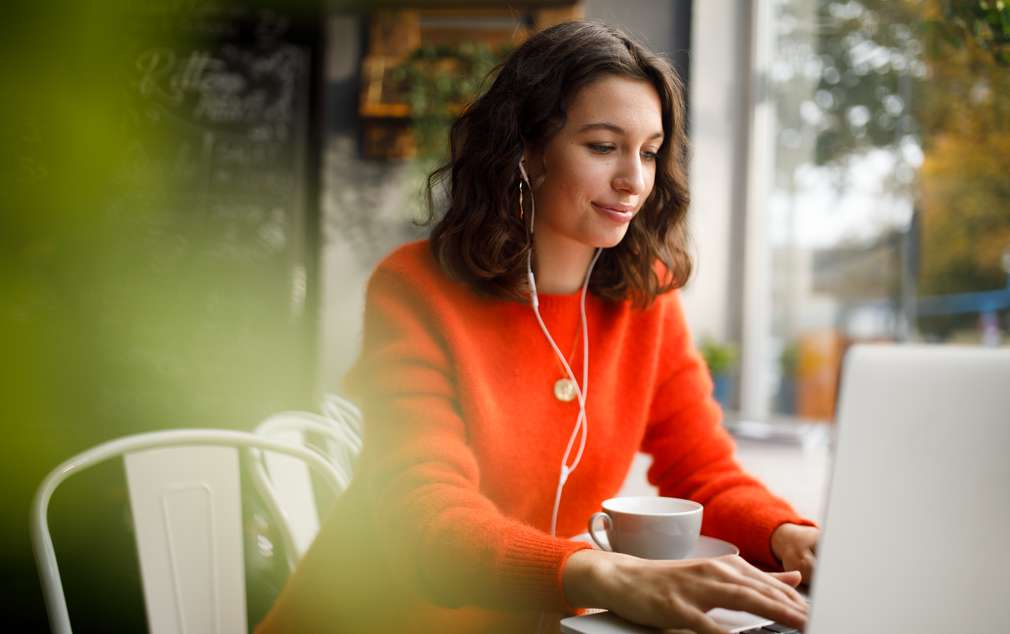 Frau arbeitet von zu Hause aus an ihrem Computer im Home Office Frau arbeitet von zu Hause aus an ihrem Computer im Home Office