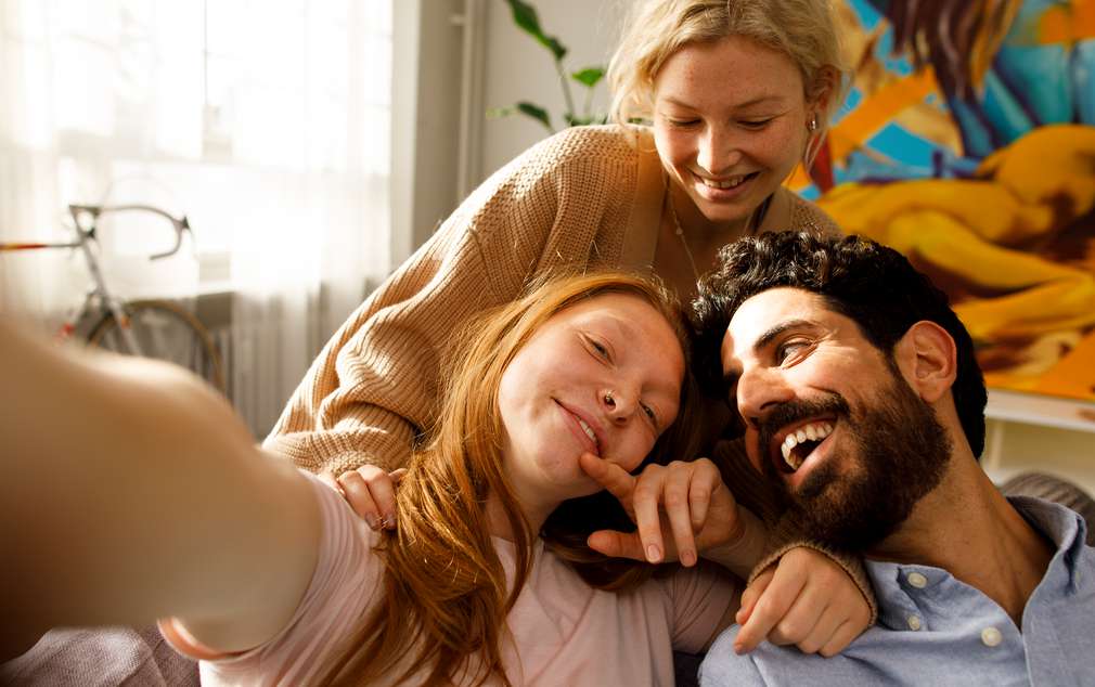 Glückliche Familie nimmt zusammen ein Selfie auf Glückliche Familie nimmt zusammen ein Selfie auf