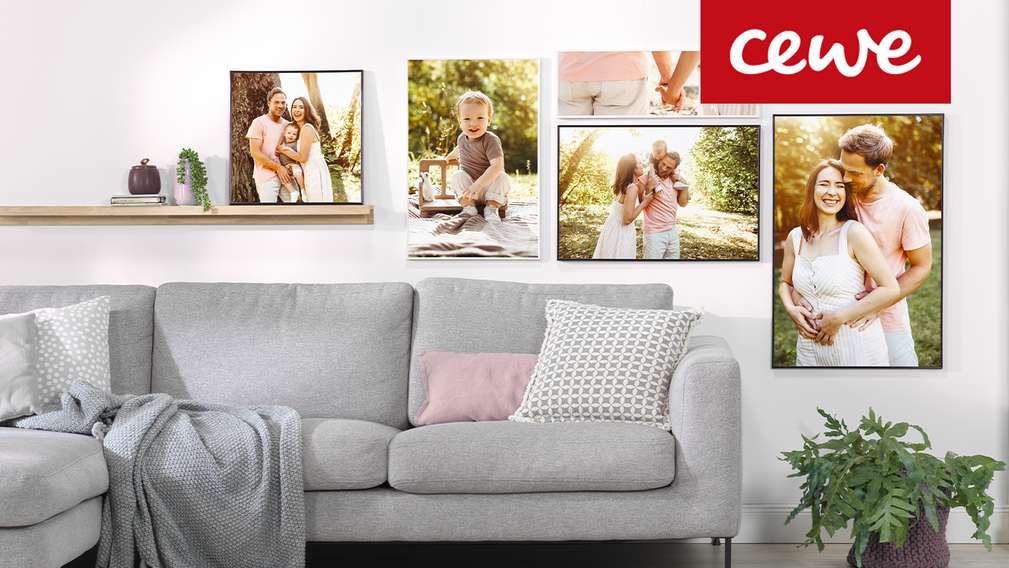 Graues Sofa, an Wand dahinter hängend: Bilder und Poster; Logo: CEWE