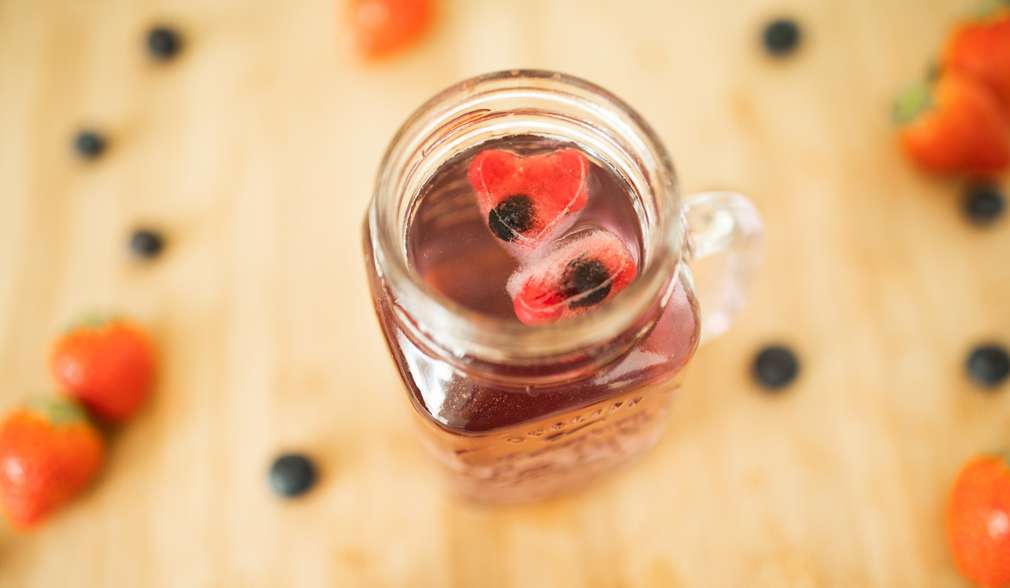 Wasser mit Früchte-Eiswürfeln Wasser mit Früchte-Eiswürfeln