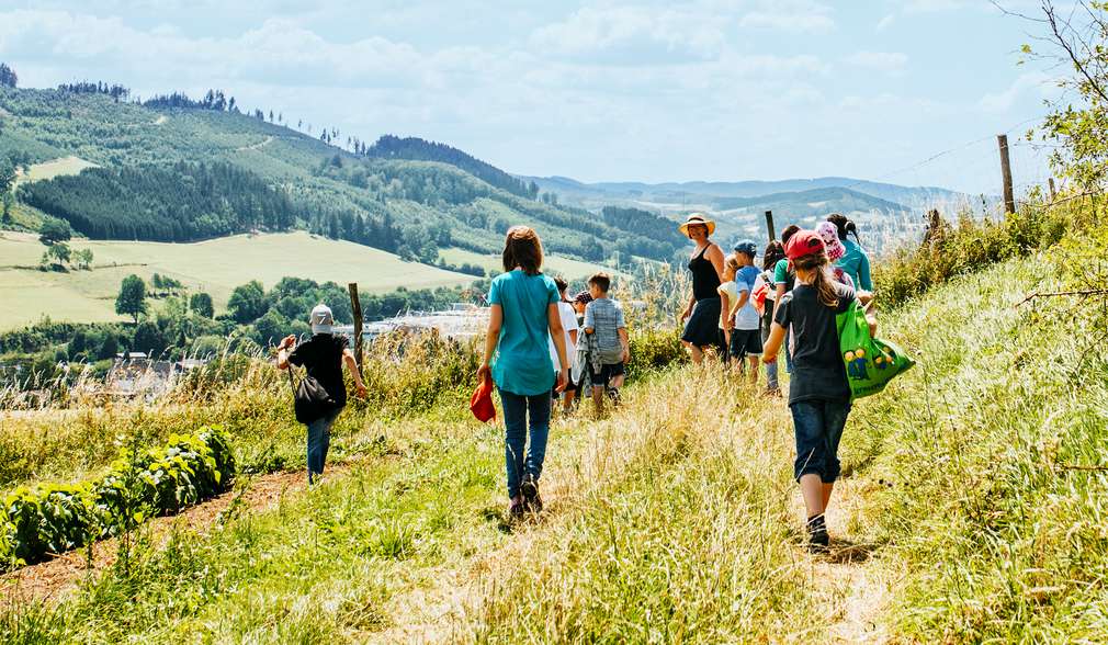 Schulklasse läuft über Wiese Schulklasse läuft über Wiese