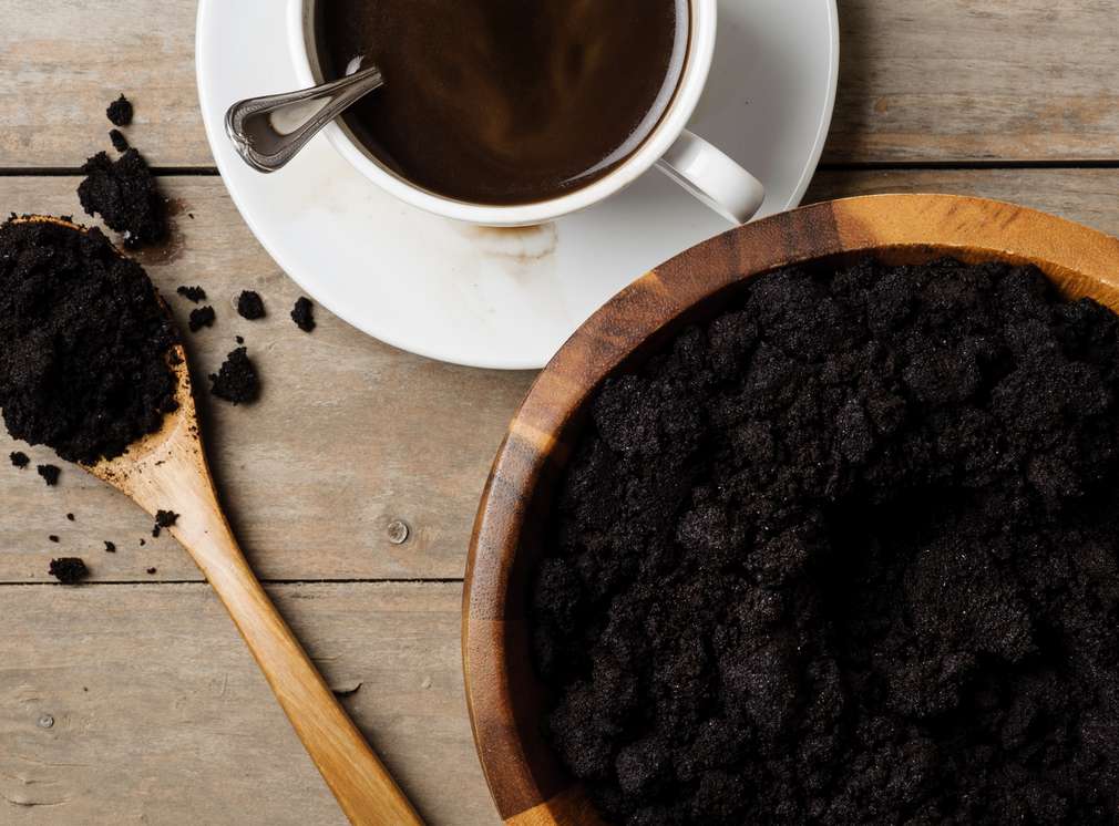Kafffesatz in Schüssel, Kaffeetasse und Löffel mit Kaffee