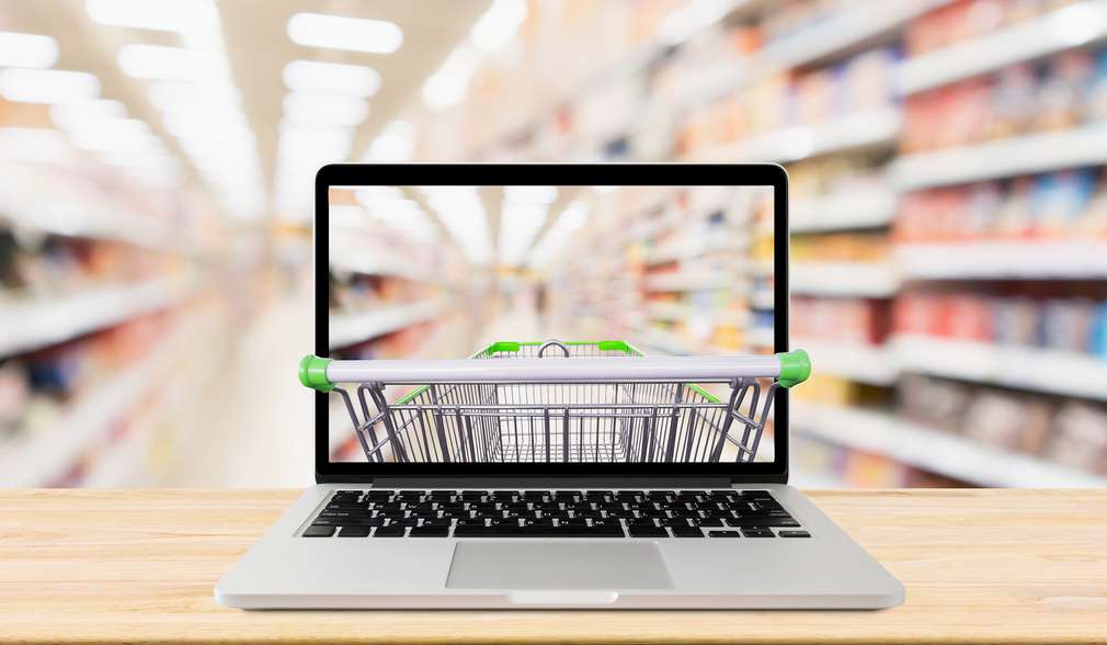 Abbildung: Laptop mit einerm Einkaufswagen, der aus dem Bildschirm rausragt Abbildung: Laptop mit einerm Einkaufswagen, der aus dem Bildschirm rausragt
