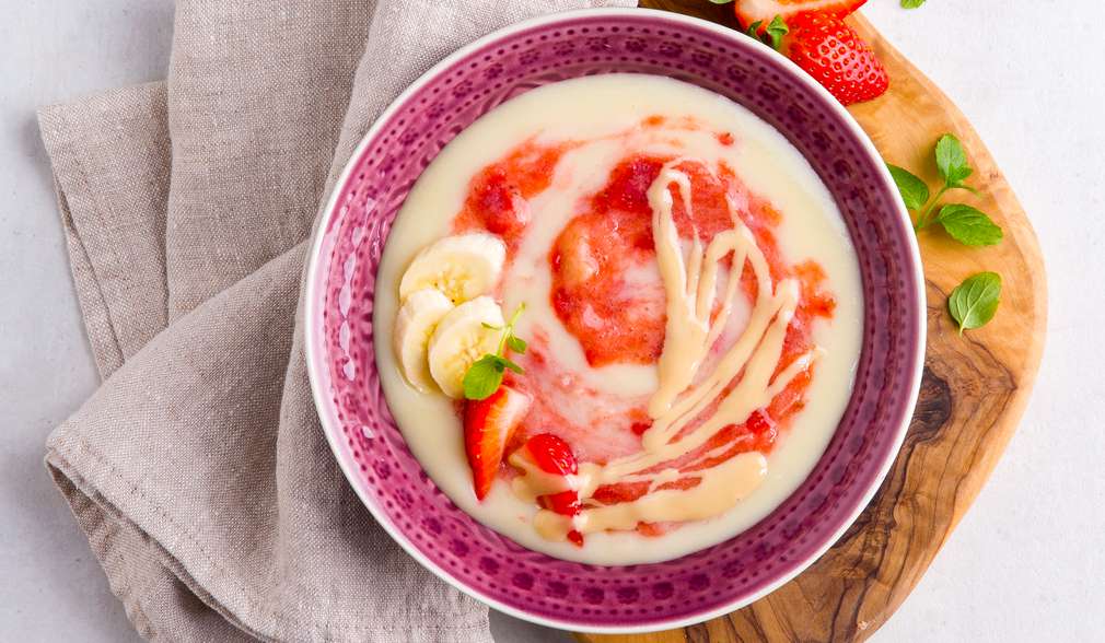 Getreide-Obst-Brei mit Bananen und Erdbeeren Getreide-Obst-Brei mit Bananen und Erdbeeren