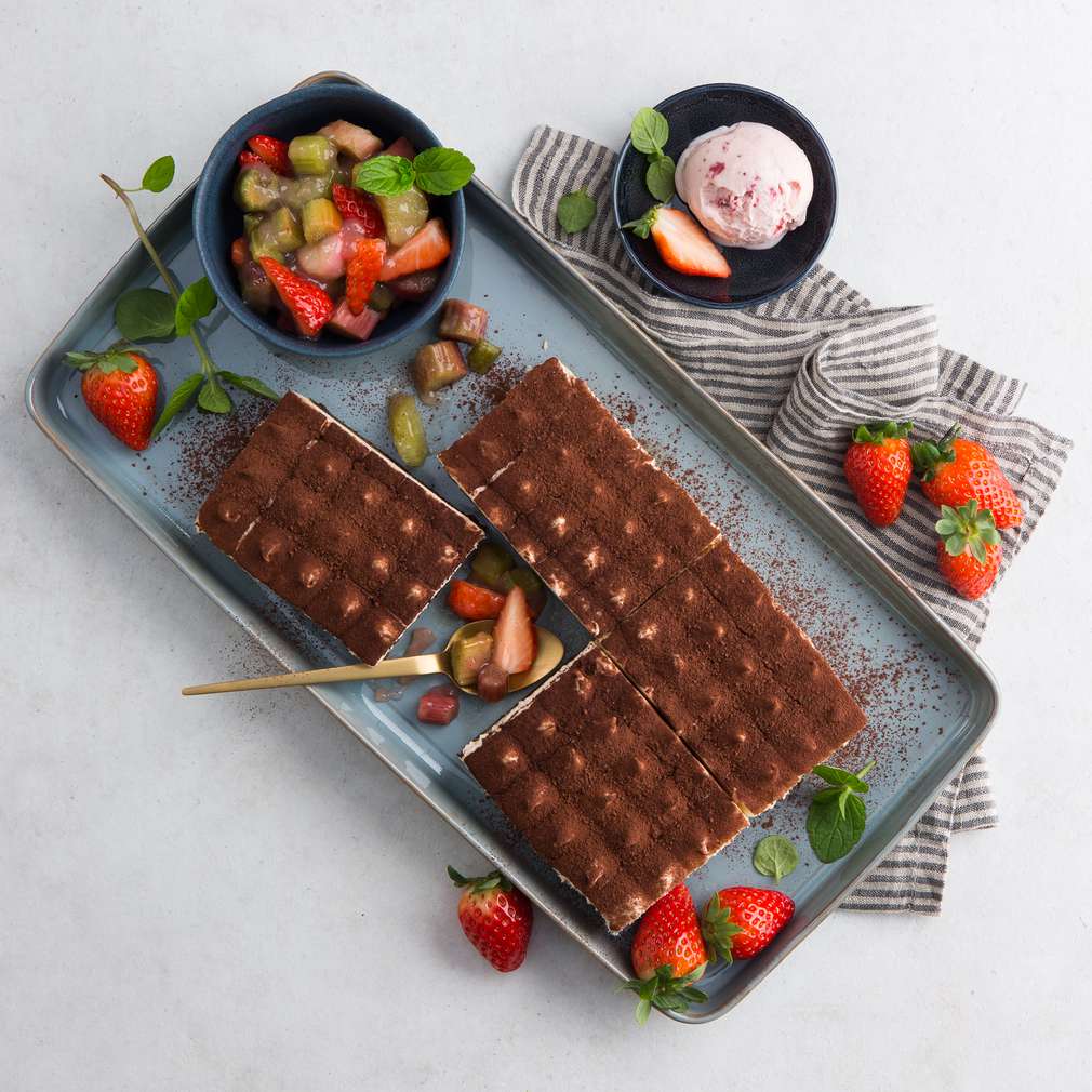 Imaginea rețetei Tiramisu cu căpșune și rubarbă Imaginea rețetei Tiramisu cu căpșune și rubarbă