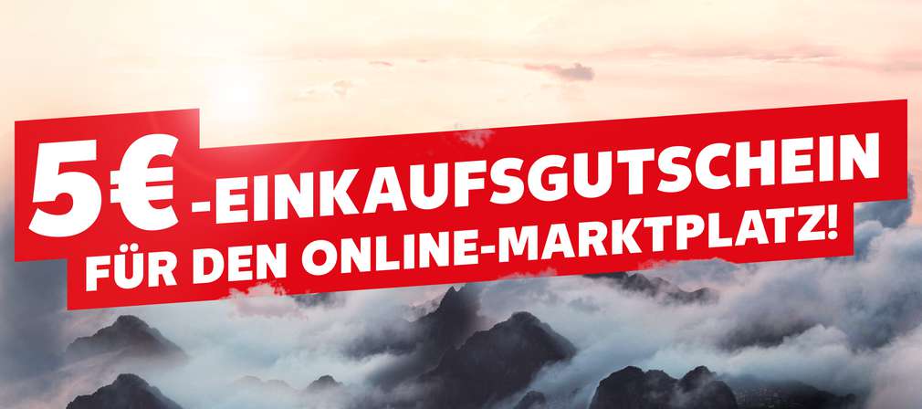 Szenerie: Berggipfel von Wolken umgeben; Schriftzug: 5-Euro-Einkaufsgutschein für den Online-Marktplatz Szenerie: Berggipfel von Wolken umgeben; Schriftzug: 5-Euro-Einkaufsgutschein für den Online-Marktplatz
