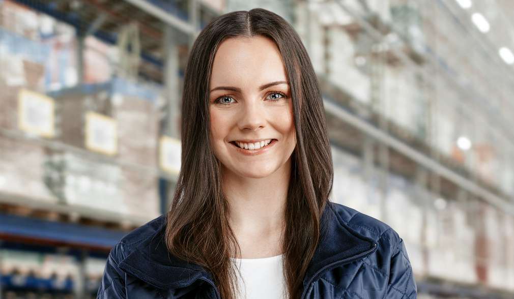 Porträt duale Studentin im Logistik-Verteilzentrum Porträt duale Studentin im Logistik-Verteilzentrum
