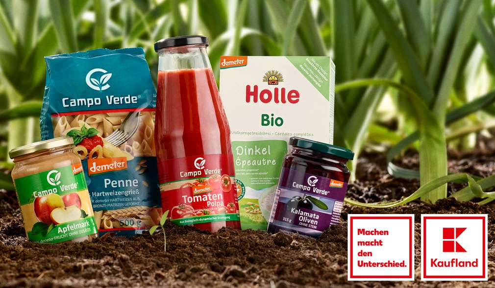 Verschiedene Demeter-Artikel vor grünen Pflanzen; Logo Kaufland und Machen macht den Unterschied Verschiedene Demeter-Artikel vor grünen Pflanzen; Logo Kaufland und Machen macht den Unterschied