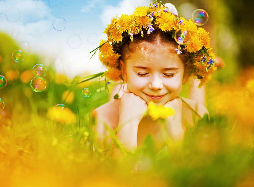 Mädchen mit Blumenkranz auf dem Kopf Mädchen mit Blumenkranz auf dem Kopf
