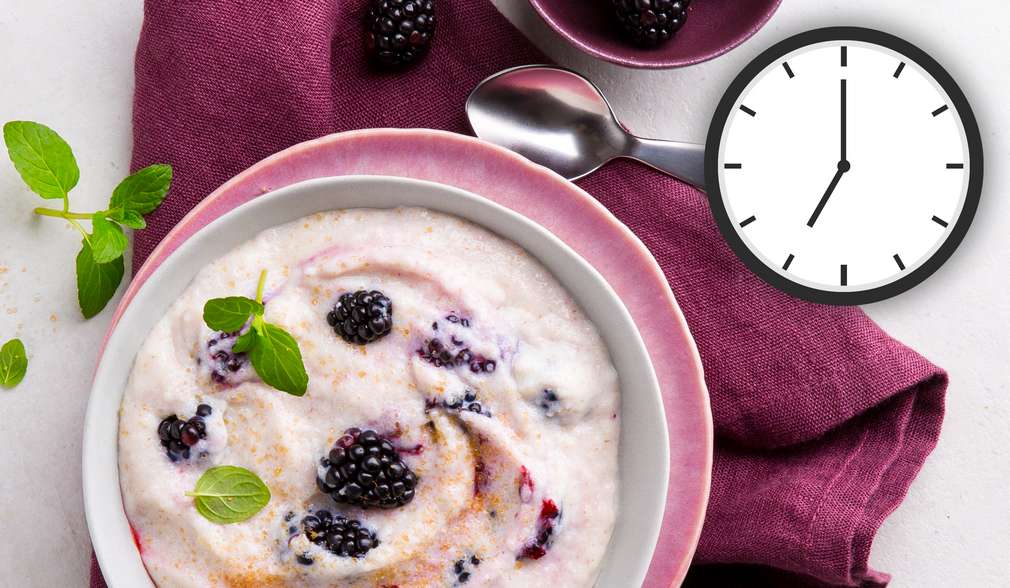 Rezeptbild Griesbrei mit Brombeeren, daneben Uhr Rezeptbild Griesbrei mit Brombeeren, daneben Uhr