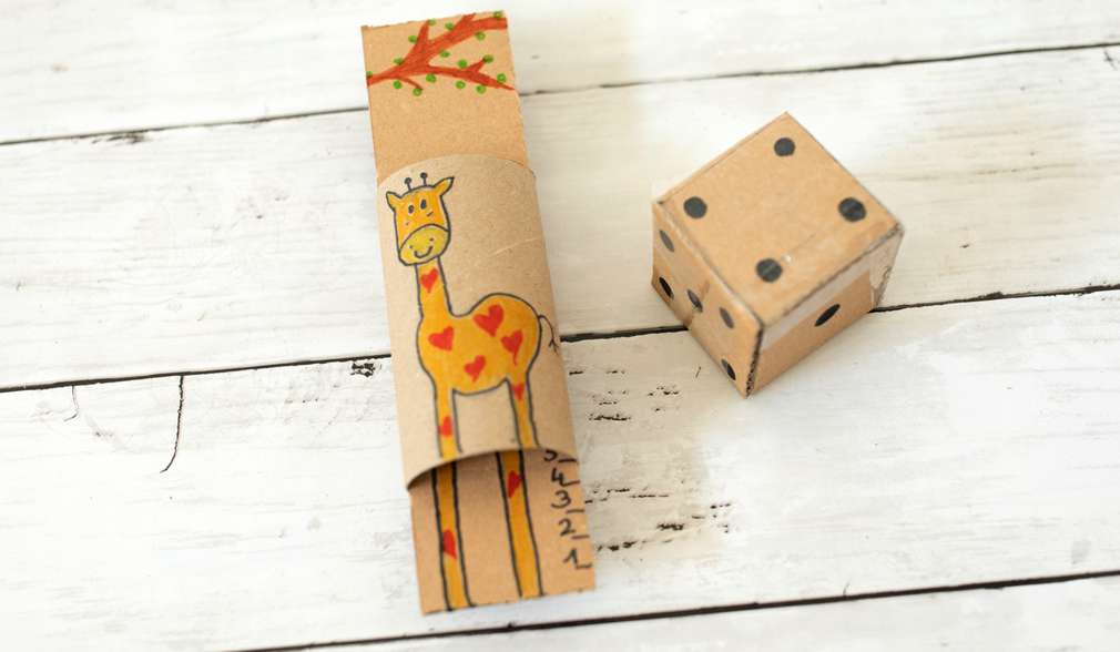 Gemalte Giraffe auf Klopapierrolle Gemalte Giraffe auf Klopapierrolle