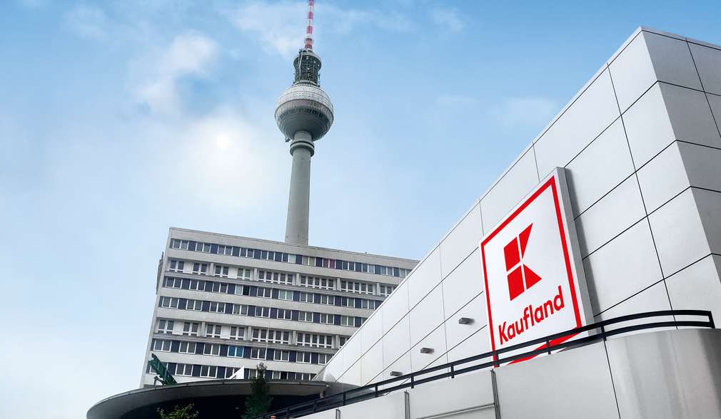 Außenansicht Kaufland Filiale. Neben eines Fernsehturms Außenansicht Kaufland Filiale. Neben eines Fernsehturms