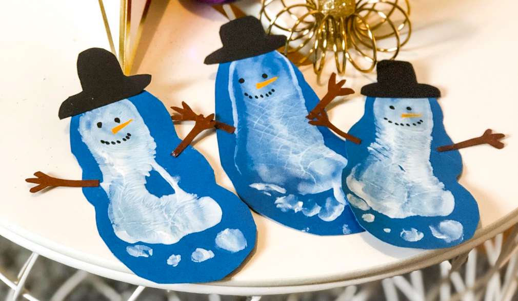 Schneemann-Fußabdrücke aus Tonpapier Schneemann-Fußabdrücke aus Tonpapier