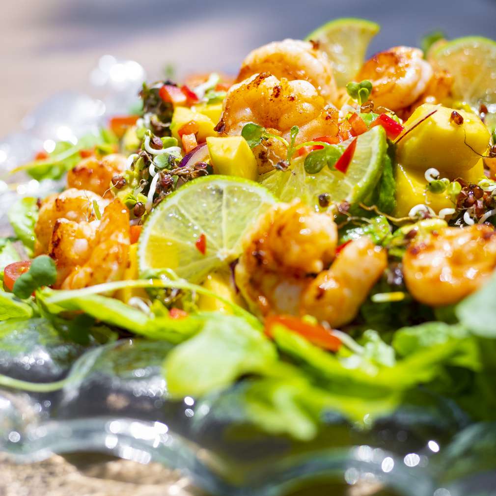 Fotografija recepta Salata s pikantnim kozicama, mangom i avokadom Fotografija recepta Salata s pikantnim kozicama, mangom i avokadom