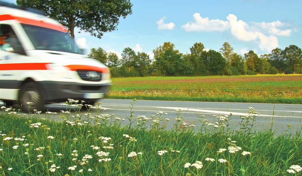 Was tun bei Vergiftungen Rettungswagen vor grüner Wiese