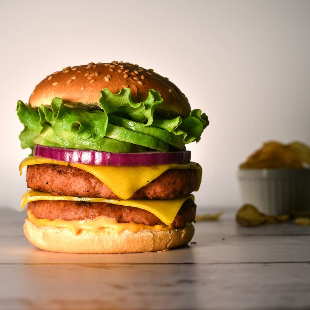 Fotografija recepta Biljni burger s avokadom Fotografija recepta Biljni burger s avokadom