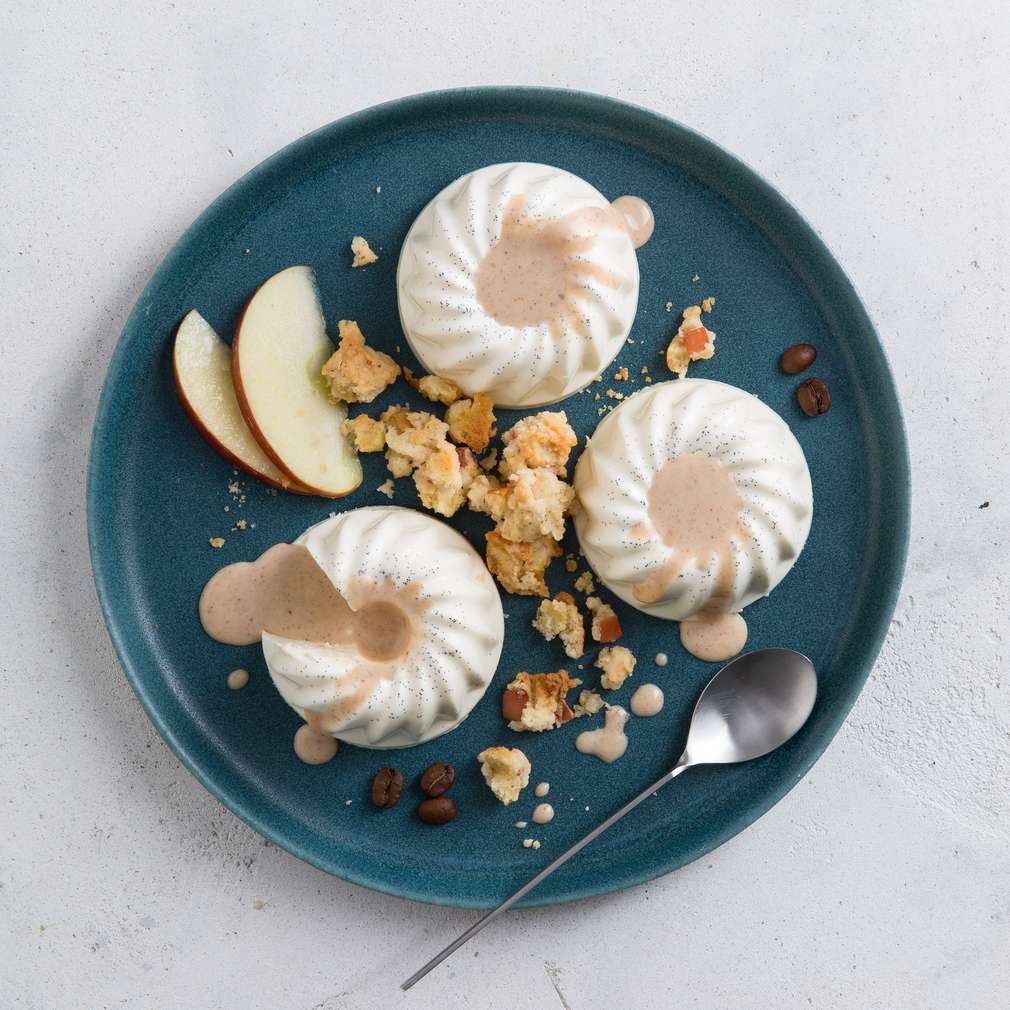 Fotografija recepta Panna cotta od bijele kave s jabukama i cimetom