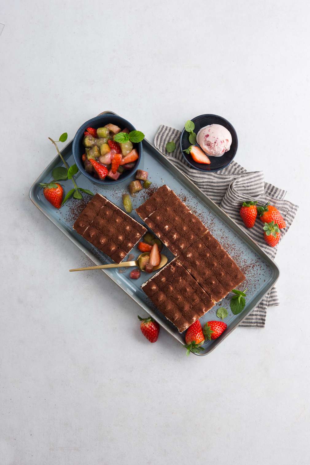 Fotografija recepta Tiramisu s jagodama i rabarbarom Fotografija recepta Tiramisu s jagodama i rabarbarom