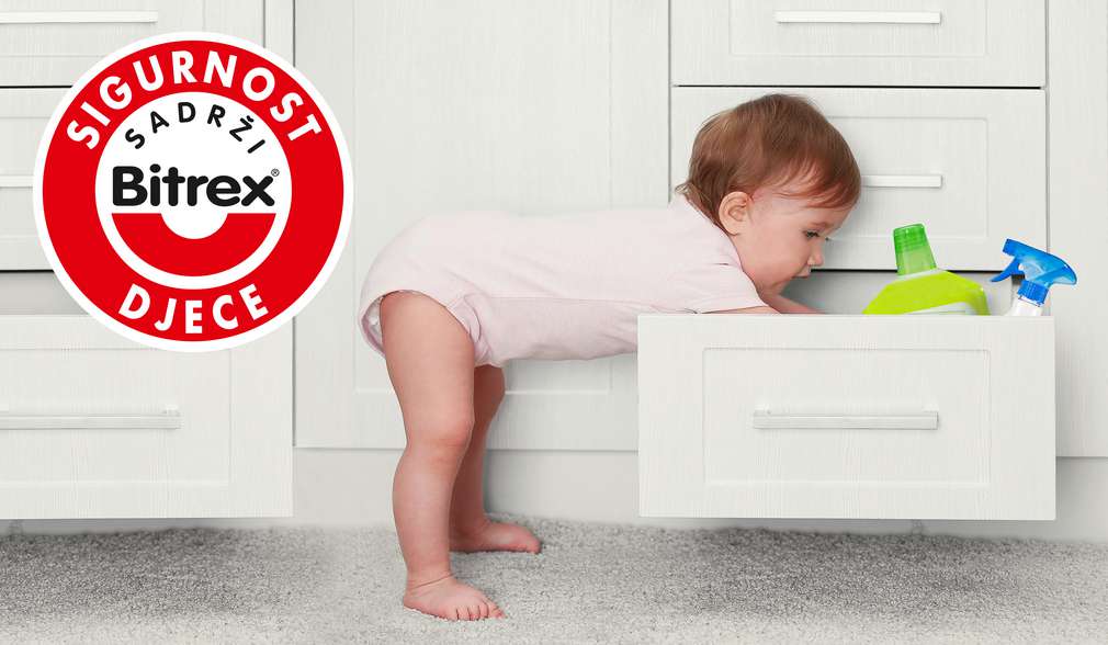 Sicherheit im Haushalt baby schaut in schublade
