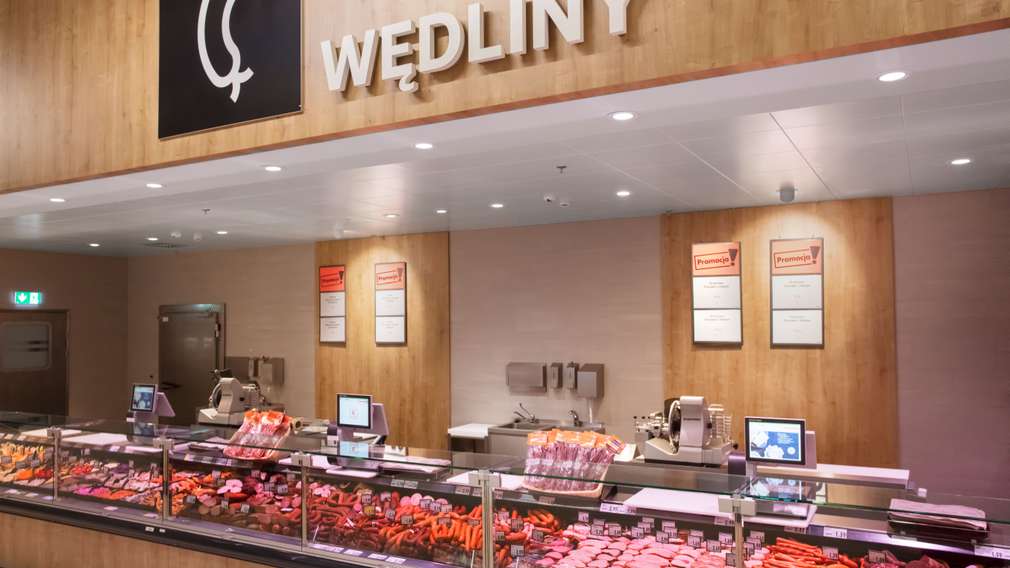 Stoisko w wędlinami Stoisko z obsługą (lada) ze świeżymi wędlinami w sklepach Kaufland