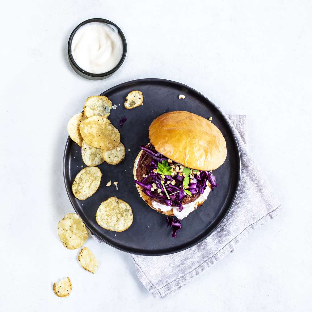 Zdjęcie przepisu Beyond Burger z czerwoną kapustą, orzechami i chipsami Zdjęcie przepisu Beyond Burger z czerwoną kapustą, orzechami i chipsami