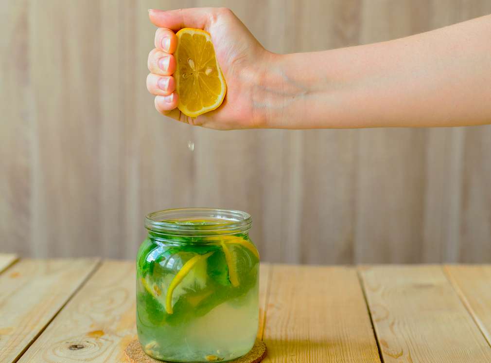 Jak wycisnąć sok z cytryny? 