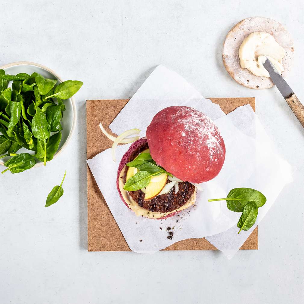 Zdjęcie przepisu Buraczany Beyond Burger z sosem z orzechów nerkowca Zdjęcie przepisu Buraczany Beyond Burger z sosem z orzechów nerkowca