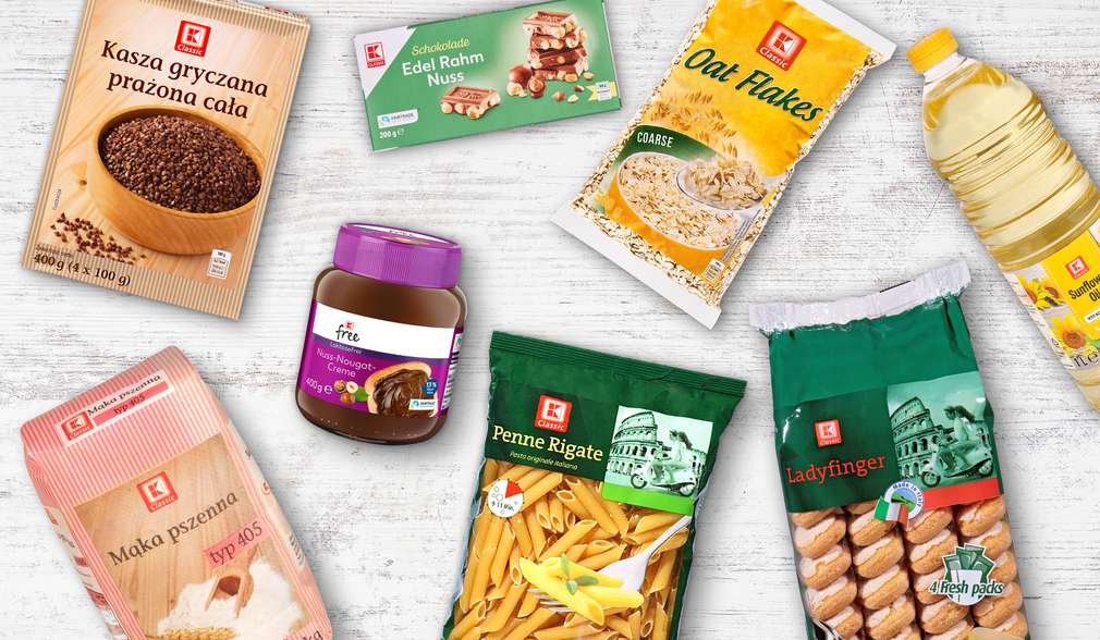 Wir übernehmen Verantwortung Illustration: Zwei Männer ziehen einen Wagen mit Kaufland-Produkten