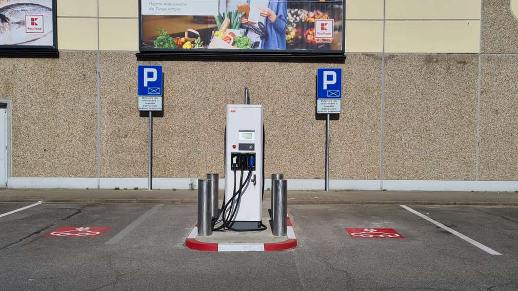 Laden Sie während ihres Einkaufs ganz einfach ihr E-Auto. Ökostromtankstelle bei Kaufland
