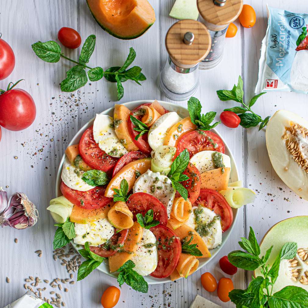 Zdjęcie przepisu Caprese z pomidorami malinowymi, melonem i miętowym pesto Zdjęcie przepisu Caprese z pomidorami malinowymi, melonem i miętowym pesto