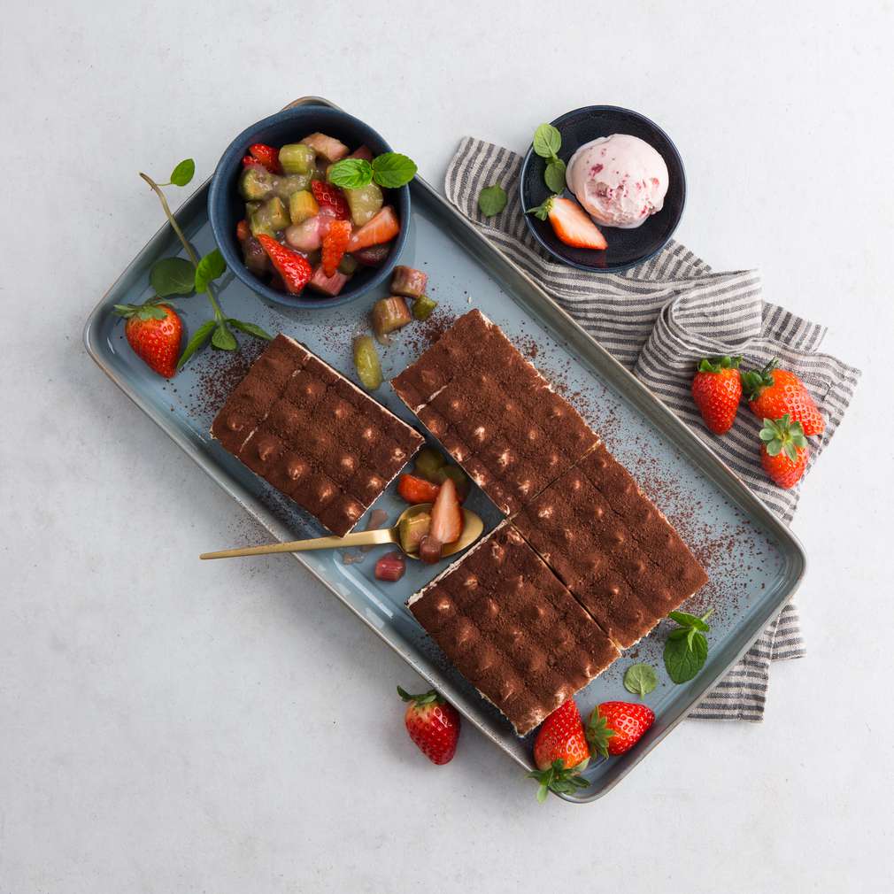 Zdjęcie przepisu Tiramisu z truskawkami i rabarbarem Zdjęcie przepisu Tiramisu z truskawkami i rabarbarem