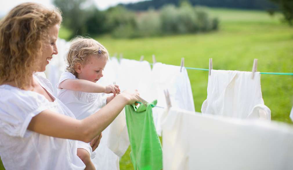 Ne-am alăturat campaniei de dezintoxicare a Greenpeace Mama cu copilul ei atârnă rufe pe o sârmă
