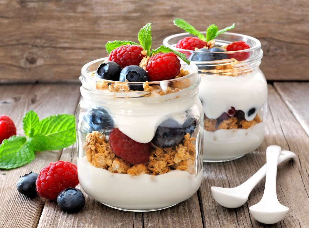 GRANOLA CU IAURT LA MICUL DEJUN GRANOLA CU IAURT LA MICUL DEJUN