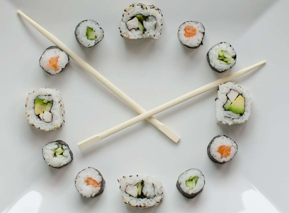 Sushi uložené ako ciferník hodín.